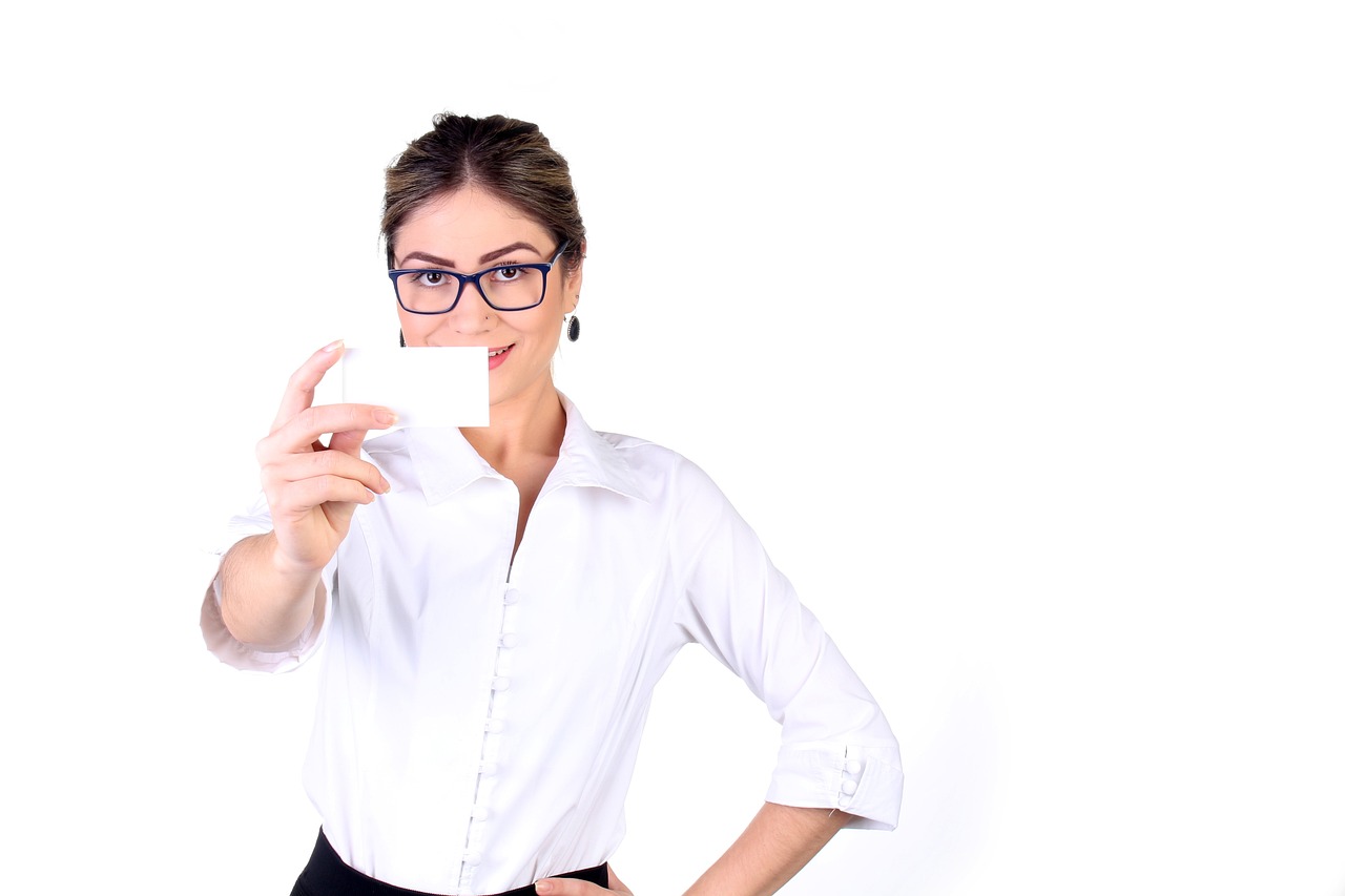 Команда профессионалов за работой в современном бизнес-центре